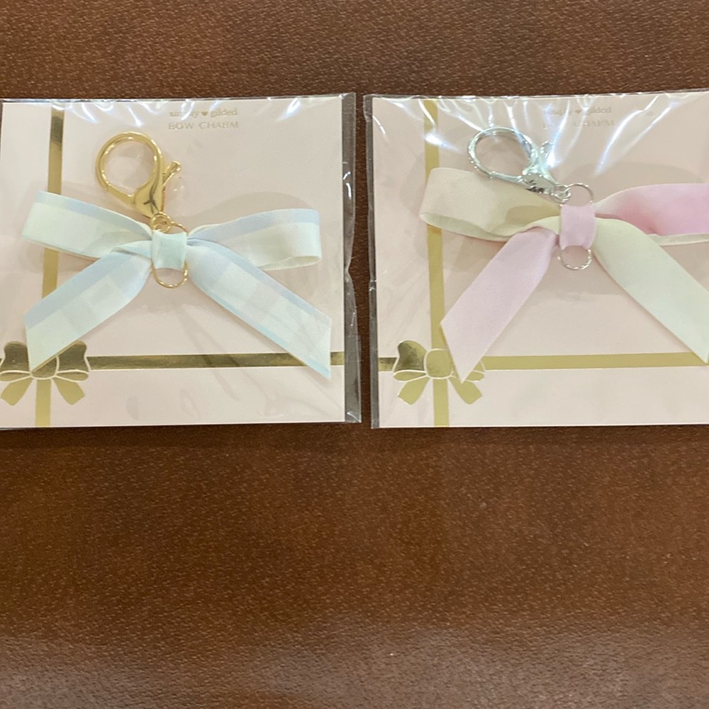Simply gilded bow charm